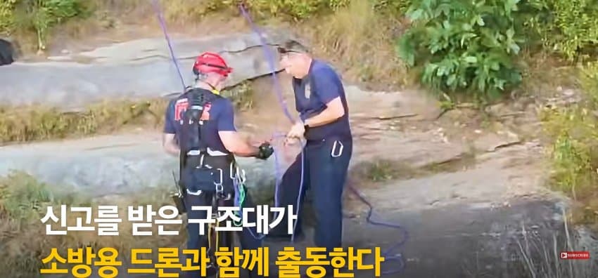 등반 중 절벽에 갇히자, 벽 잡고 한손으로 셀프 신고한 남자 (5)