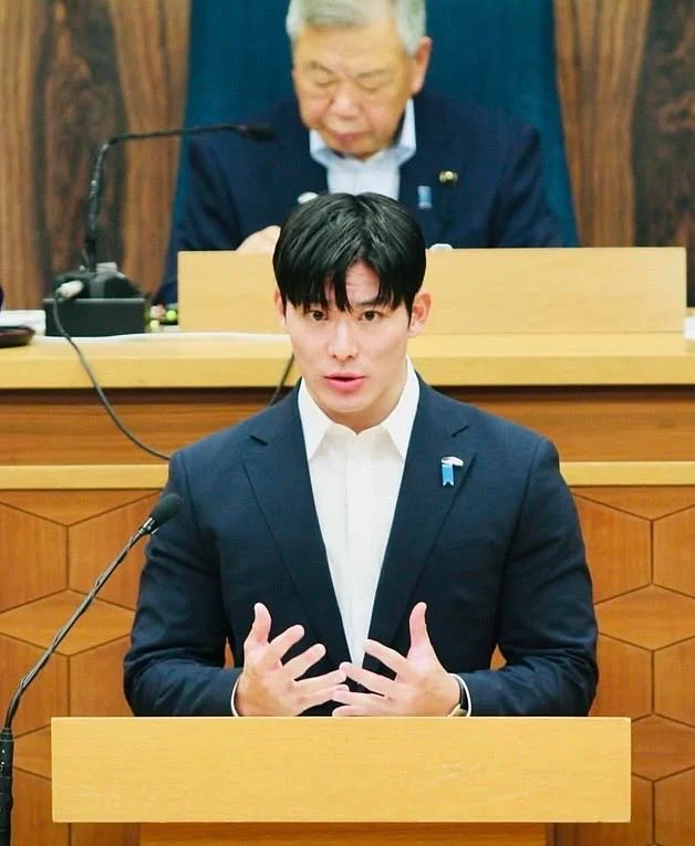 싱글벙글 일본 최연소 지사 외모수준 (2)