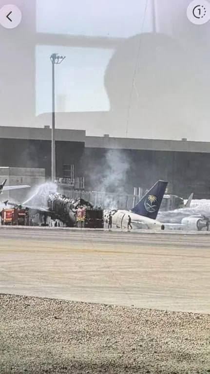 사우디 국제공항 폭격으로 기장 3명 사망 (5)