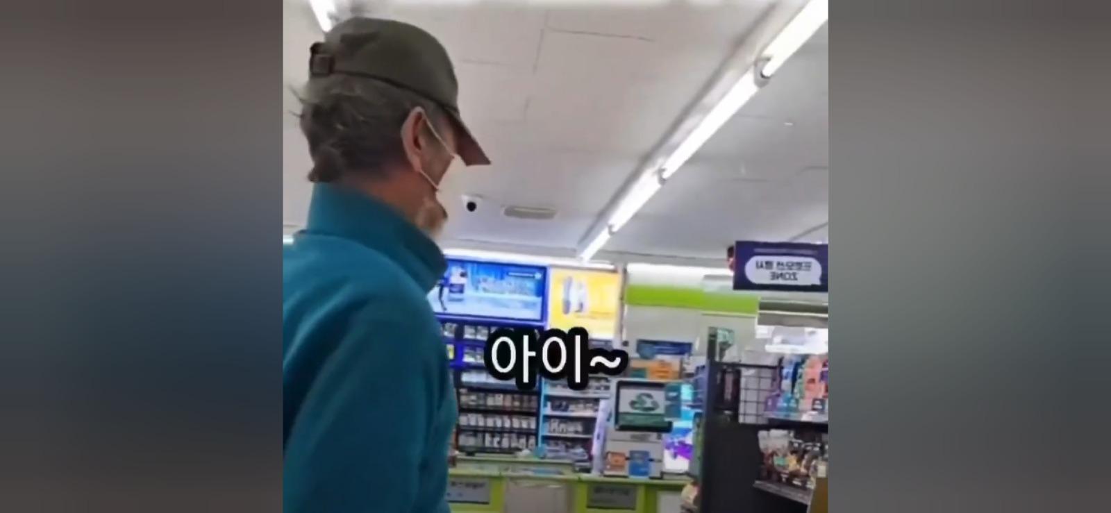 펀의점 여직원 성추행하는 마스크 쓴 늙은이 (3)
