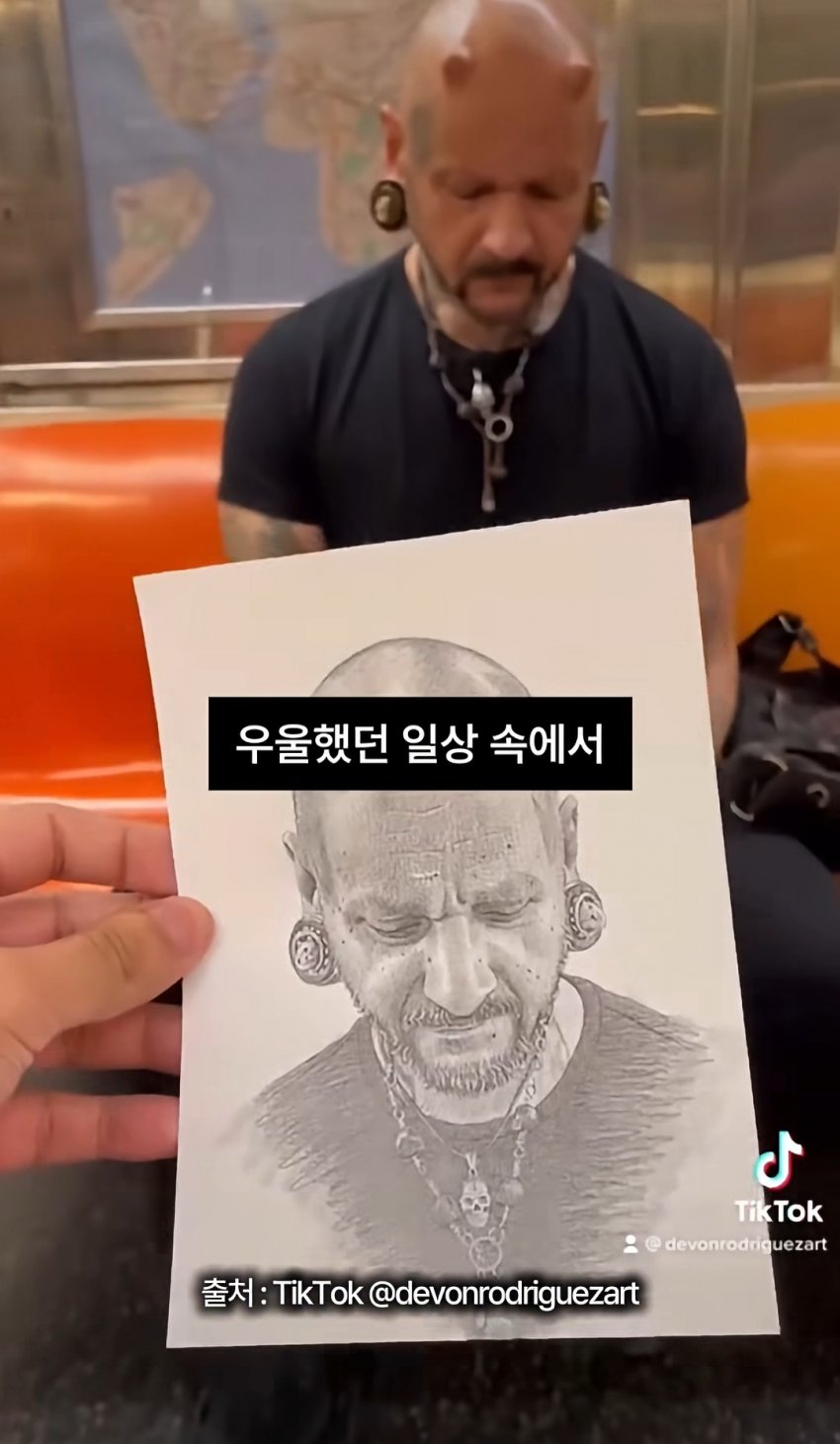 싱글벙글 사람들의 얼굴을 몰래 그려주는 남성 (9)