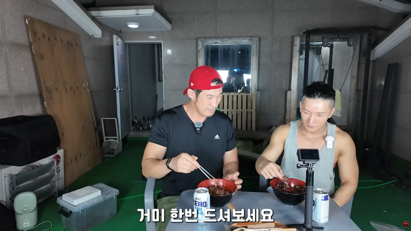 곤충 먹방에 게스트로 나왔다가 결국 곤충의 맛을 알아버린 사람 (5)