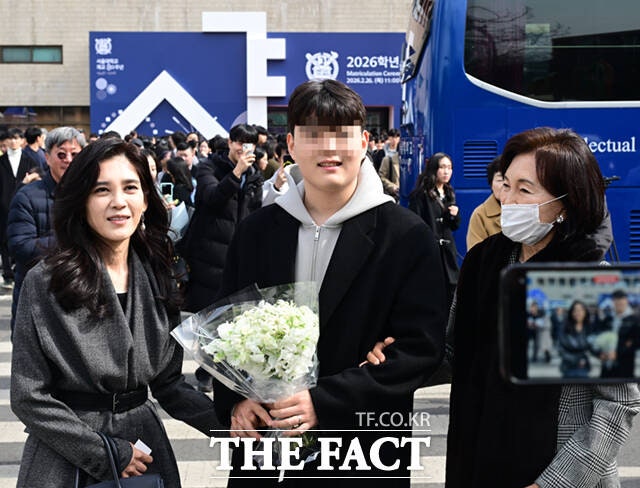 아들 서울대 입학식 참석한 이부진, 홍라희