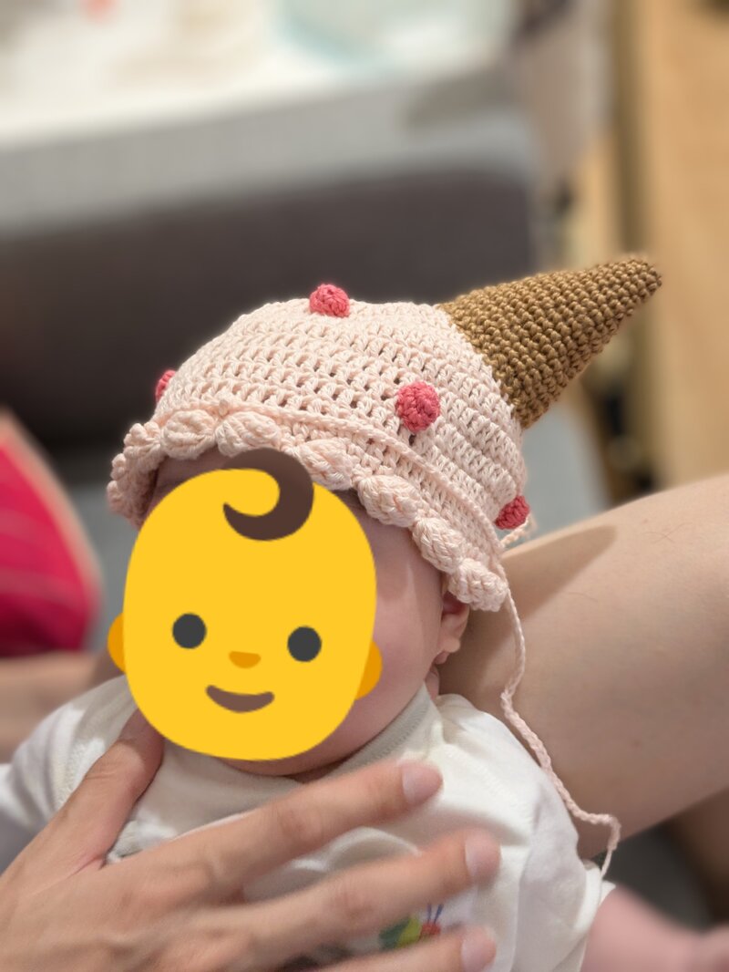 친구가 출산 축하로 딸기 아이스크림 모자를 뜨개질해 줬어 (2)