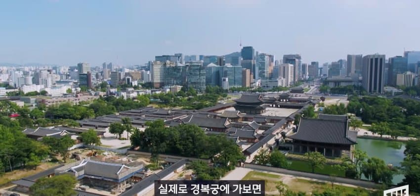 광화문 일대에 나타난, 코 막은 조선 왕 정체 (40)