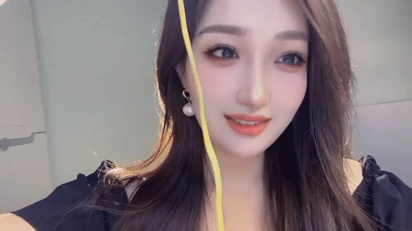 혀로 뜨개질하는 여자