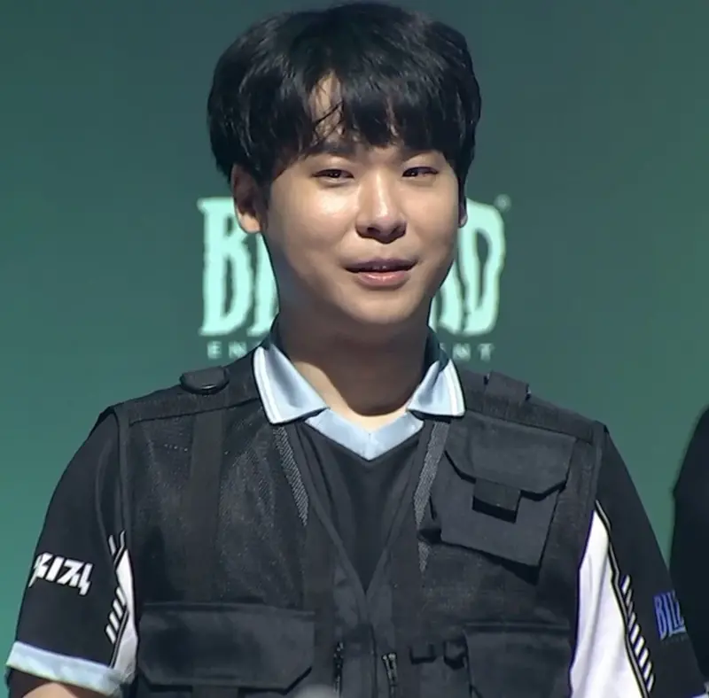 스타 대회에 방검복 입고 경호원 대동하고 온 사람