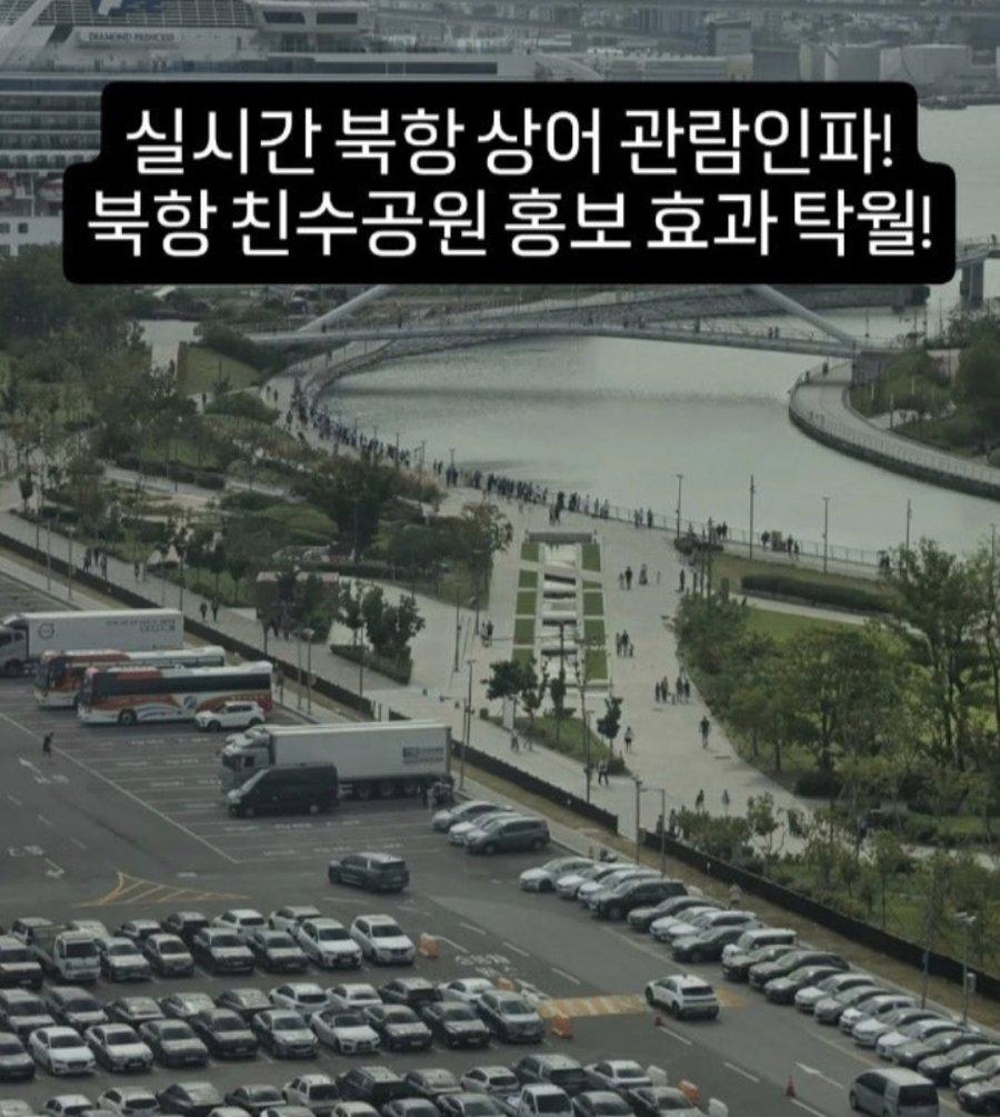 부산북항 상어 관람 인파 (2)