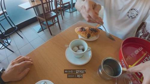 이탈리아에서 아메리카노 제조하는 이탈리아인