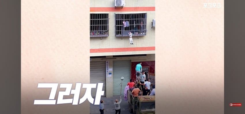 "이게 무슨 상황?" 2층서 추락 직전 발견된 아이 (16)