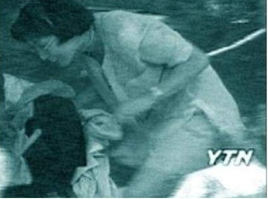 “홍수 희생자 시신서 금 귀걸이 ‘쏙’ 빼냈다”…네팔 경찰, 분노의 추적 (2)