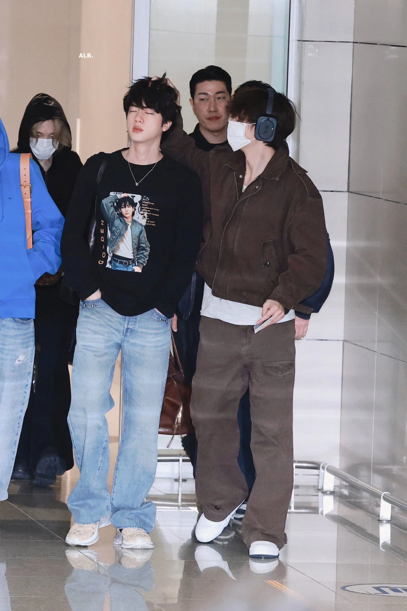 공항에 정국 얼굴들어간 티셔츠 입고 온 방탄소년단 진 (6)
