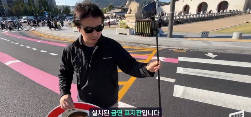 광화문 일대에 나타난, 코 막은 조선 왕 정체 (4)