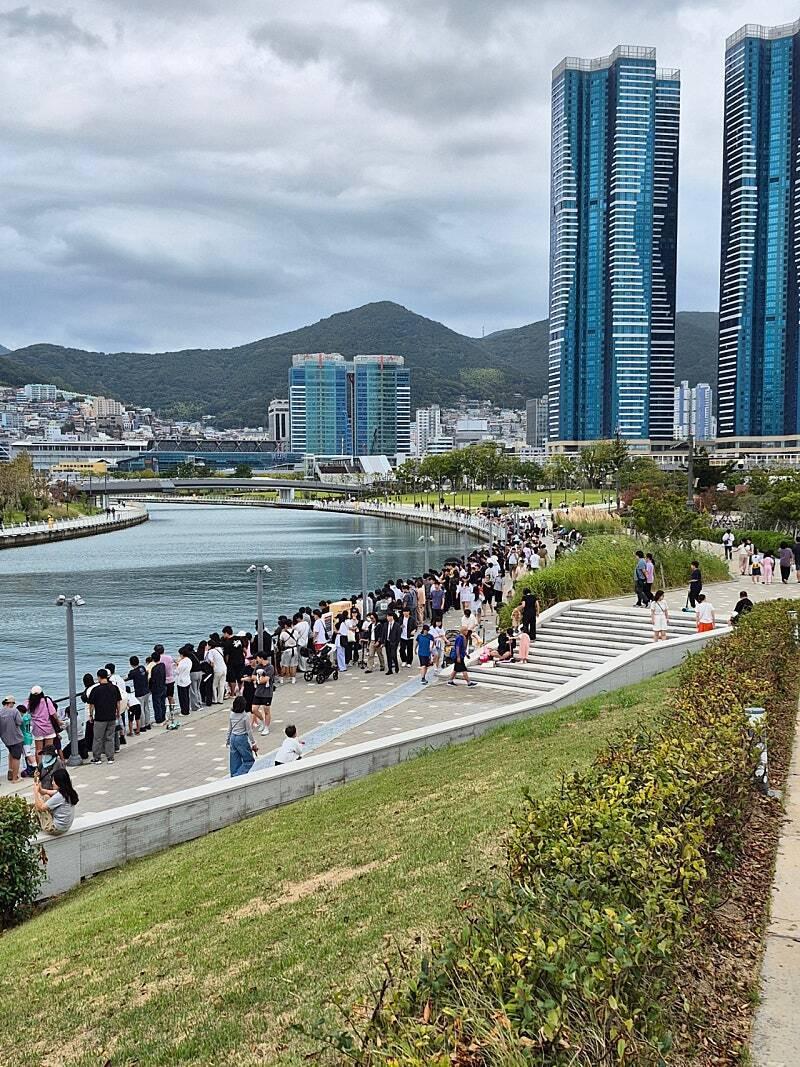 부산북항 상어 관람 인파 (3)
