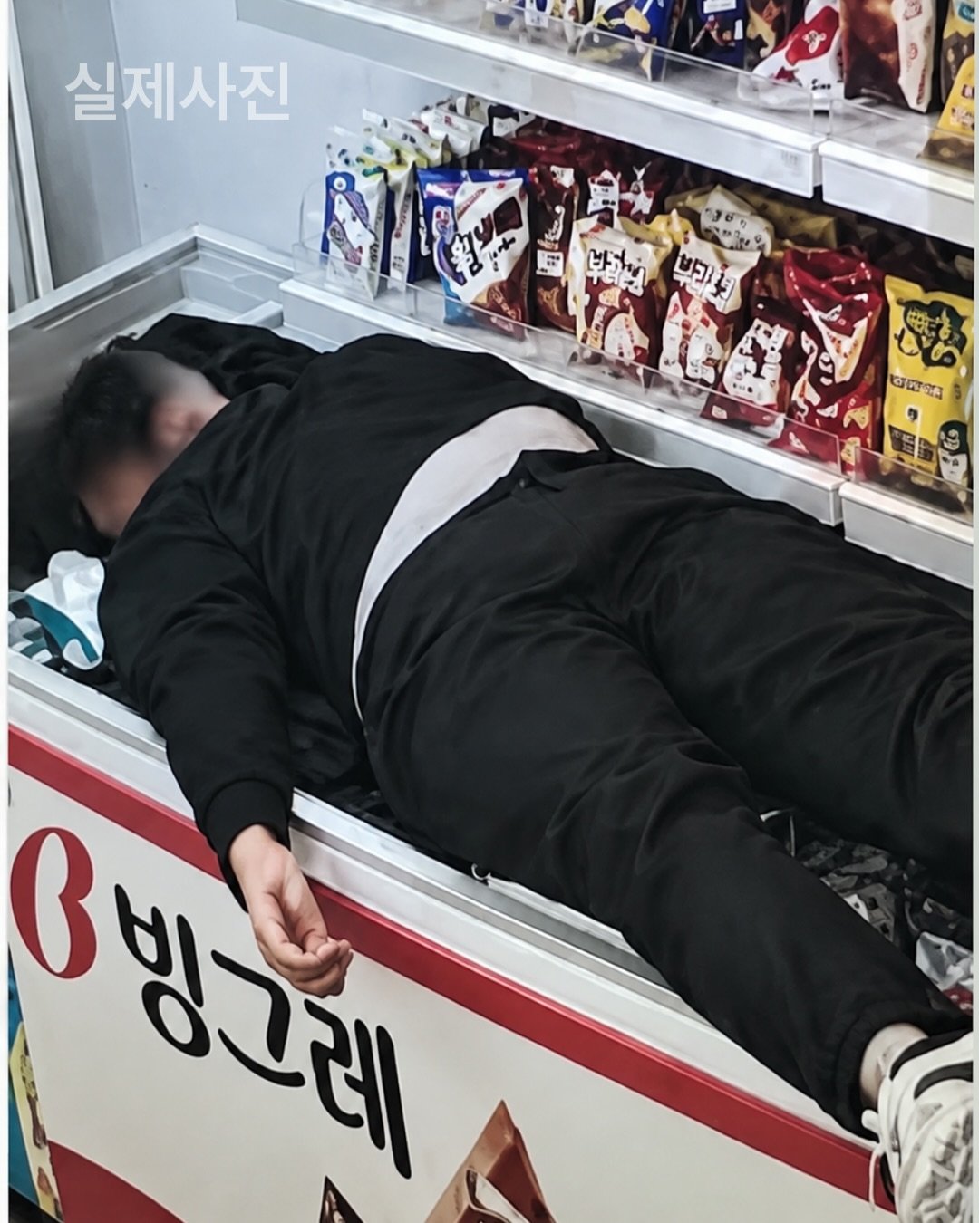대구 무인 편의점에서 숙면취하는 남자 (2)