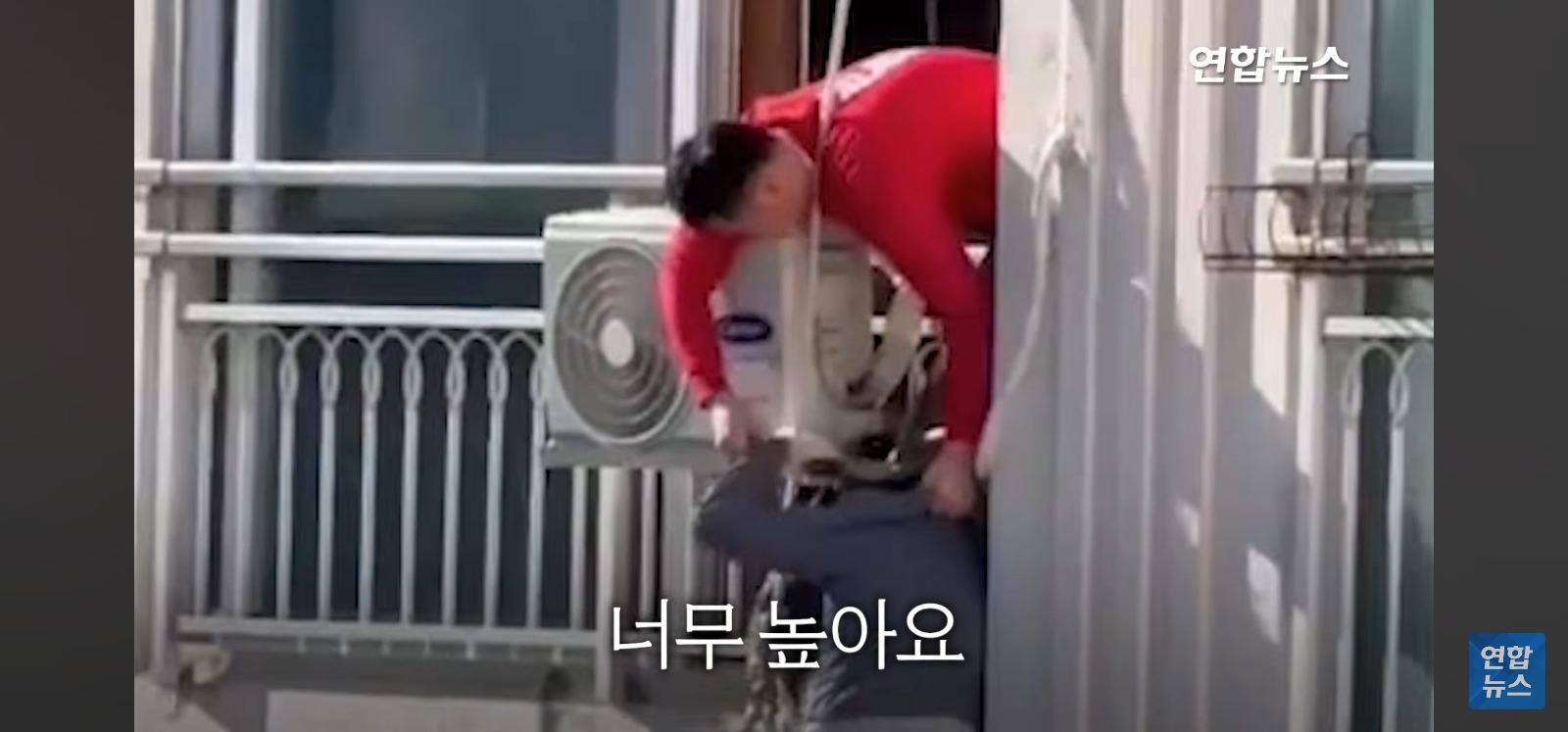 아파트 14층 난간서 비명 (39)