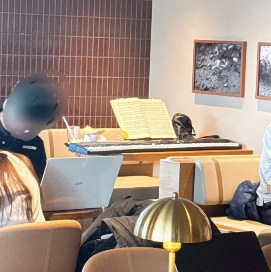 스벅에 개인 키보드까지 가져오는건 너무한거 아닌가