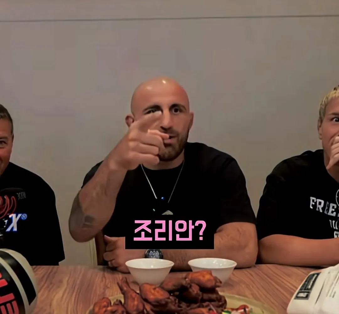 [스압] 유튜브 라방중 한국인 시청자한테 낚인 UFC 챔피언 (9)