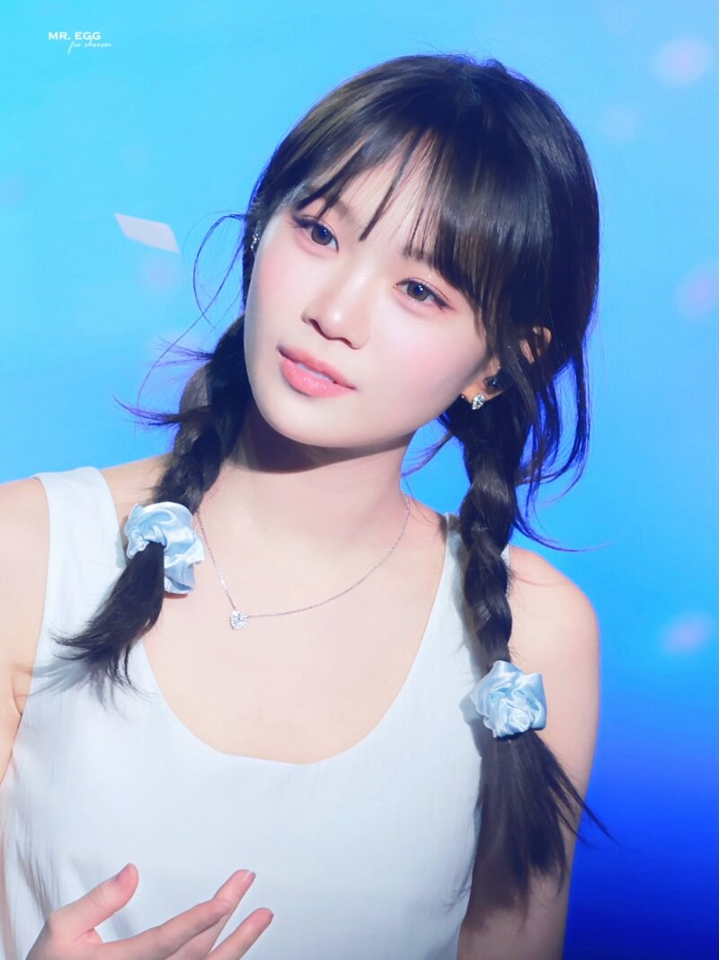 짱갈래로 머리땋은 김채원