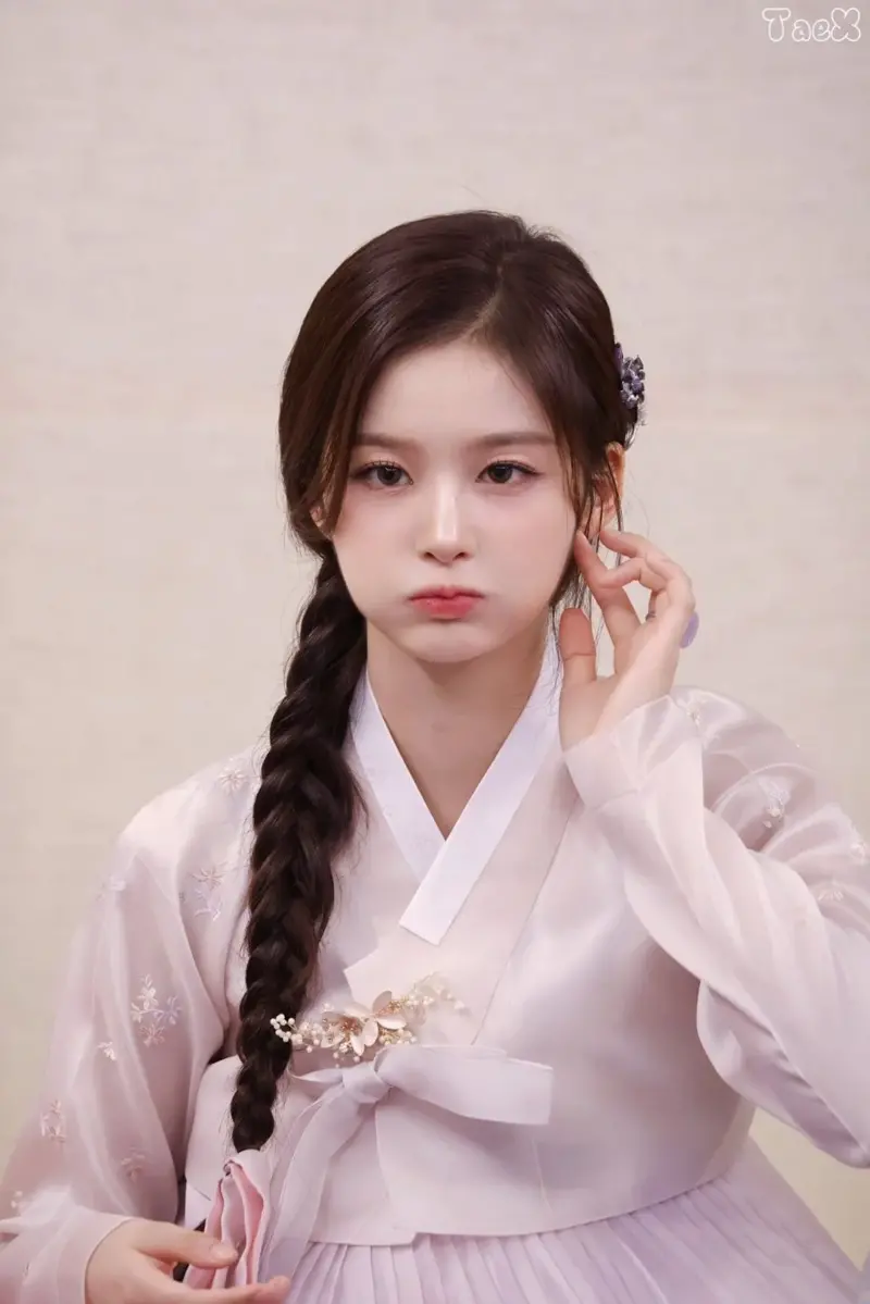 한복입은 설윤(헬프미 plz) (3)