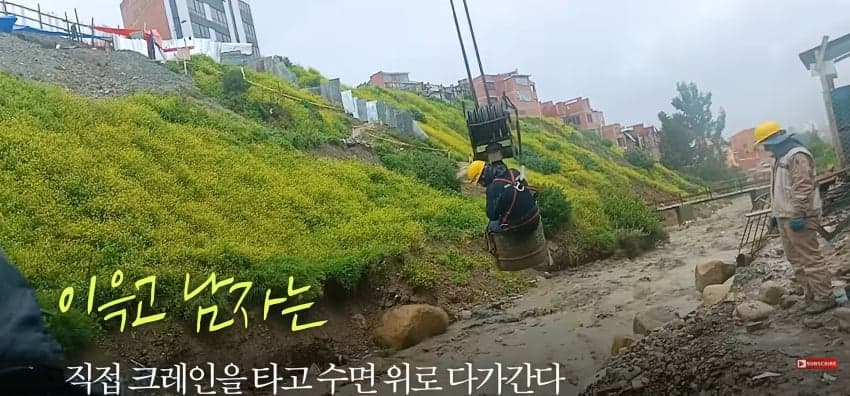 불어난 급류에 강아지 구하러 뛰어든 남자 (8)