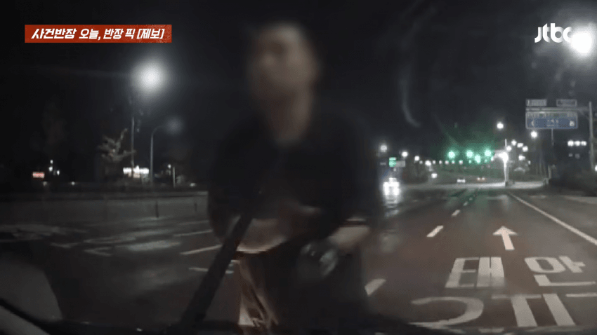느닷없이 "5, 4, 3, 2, 1"...남의 차 박살낸 의문의 남성 (14)