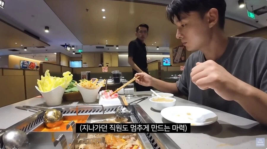 훠궈 처음 먹는 손님을 본 가게 직원들 (19)