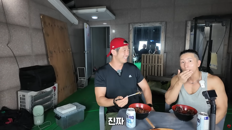 곤충 먹방에 게스트로 나왔다가 결국 곤충의 맛을 알아버린 사람 (11)