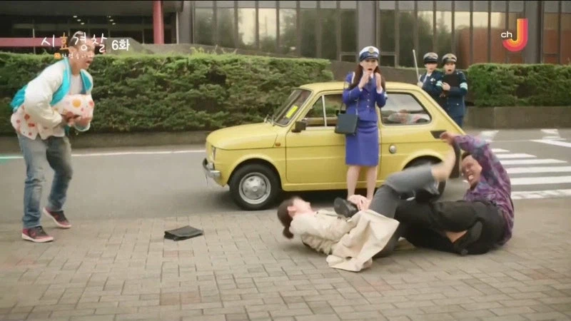 야쿠자 과잉진압 논란의 여형사 (13)