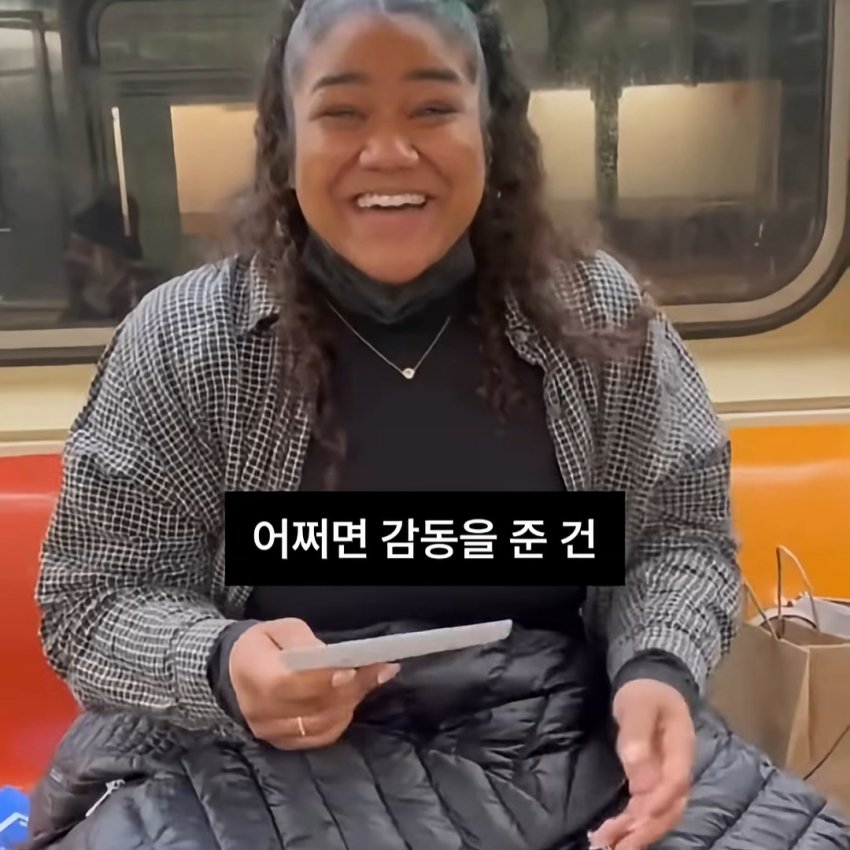 싱글벙글 사람들의 얼굴을 몰래 그려주는 남성 (12)