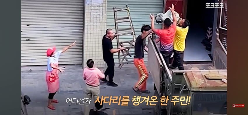 "이게 무슨 상황?" 2층서 추락 직전 발견된 아이 (7)