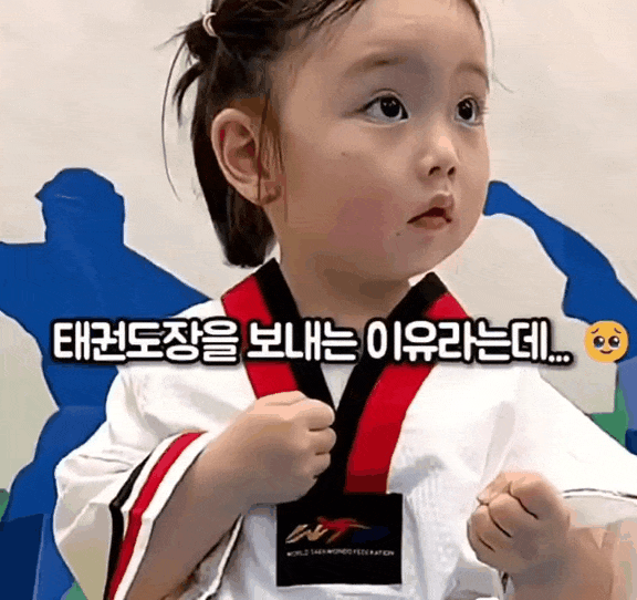 여자아이에게 강한 표정시키는 태권도관장
