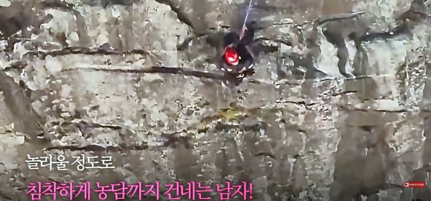 등반 중 절벽에 갇히자, 벽 잡고 한손으로 셀프 신고한 남자 (19)