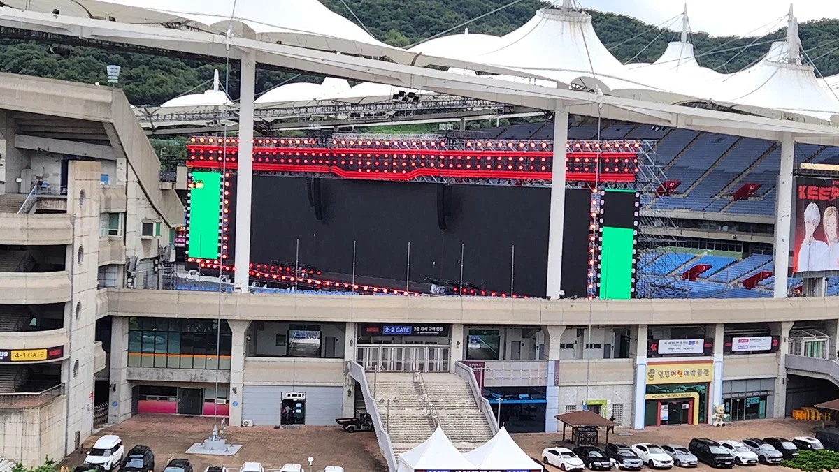 팬들 사이에서 말 나오고 있는 콘서트 전광판 상태 (2)