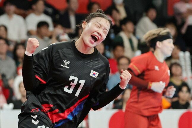 여자 핸드볼, 일본 꺾고 8년 만의 금메달…한국 19번째 金 (3)