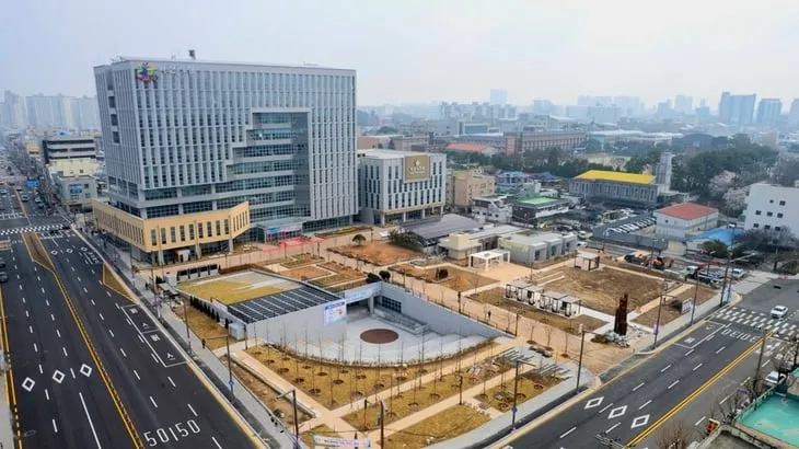 지방도시 시청 새 건물...조감도와 비교...jpg