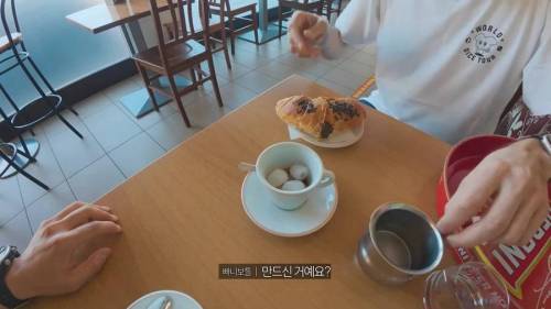 이탈리아에서 아메리카노 제조하는 이탈리아인