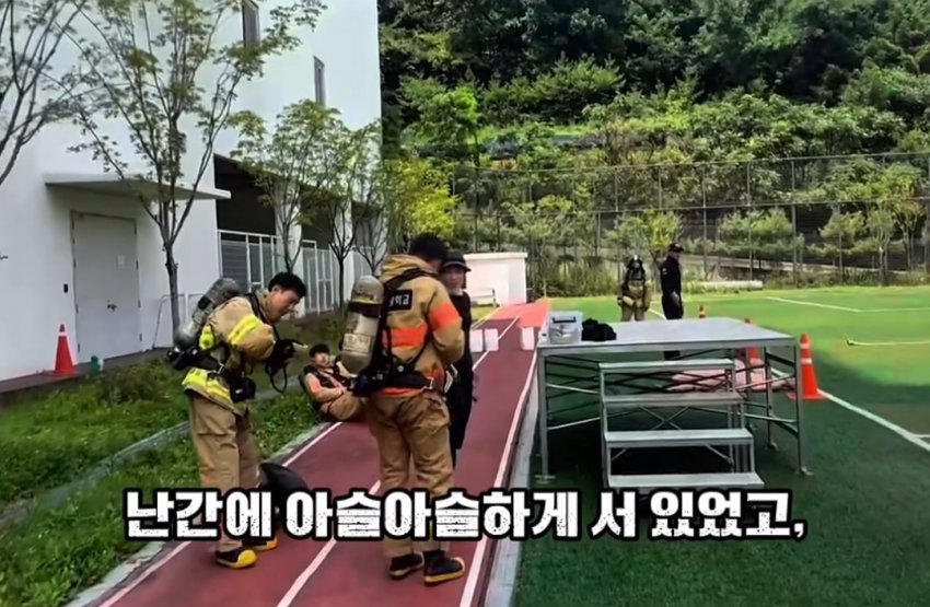 살자하려던 10대 소녀를 단 1분 만에 설득한 소방관 (7)