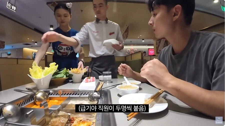 훠궈 처음 먹는 손님을 본 가게 직원들 (17)