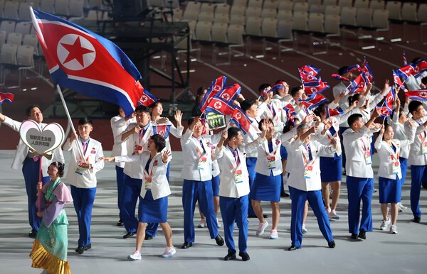 속보) 아시안게임 북한 선수단 2명 런 ㅋㅋㅋㅋ (10)