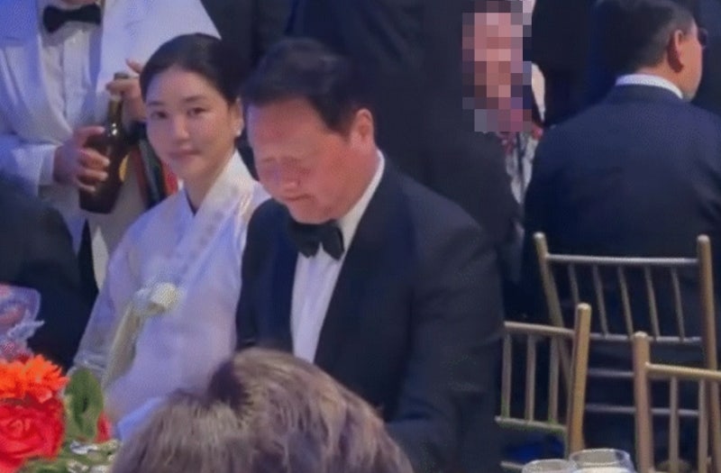 한복 입은 김희영, 최태원과 나란히…안경 고쳐 쓴 이재용 앞엔 젠슨 황 (7)