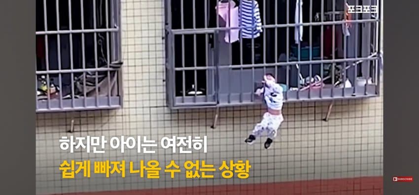 "이게 무슨 상황?" 2층서 추락 직전 발견된 아이 (10)