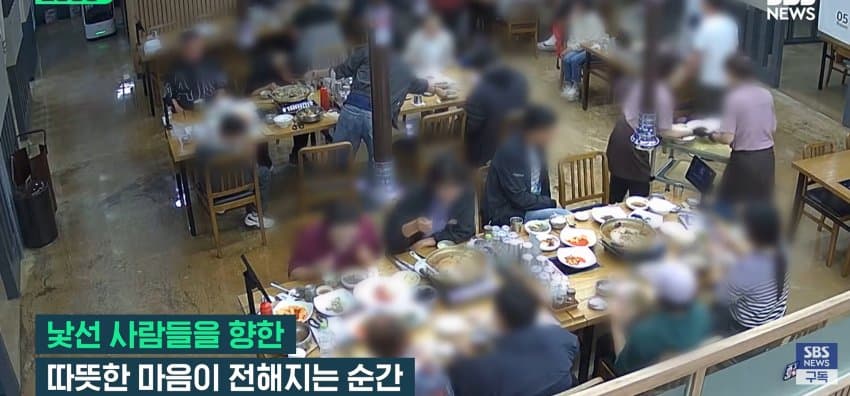 유심히 쳐다보더니 60만원 쾌척, 일면식 없는 손님들 밥값낸 이유 (15)