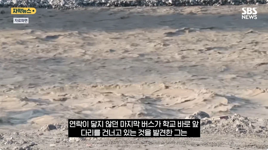 학생 900명 살린 네팔 교장 (10)