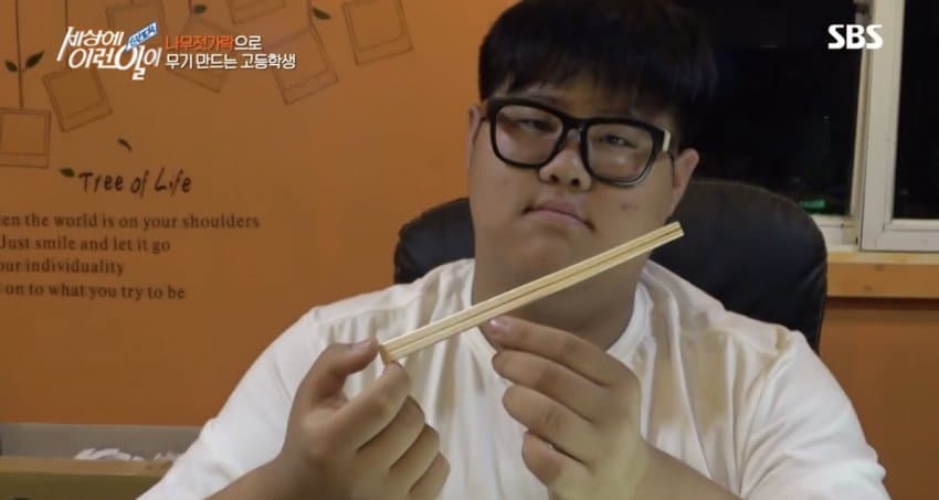 싱글벙글 고딩이 나무젓가락으로 총 만들어버림ㄷㄷ