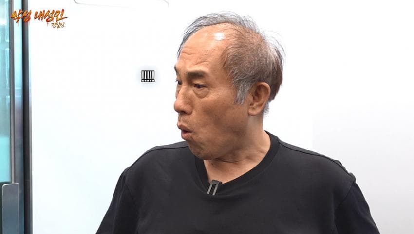 싱글벙글 21살부터 탈모였다는 올해 41살인 남자 사장 (4)