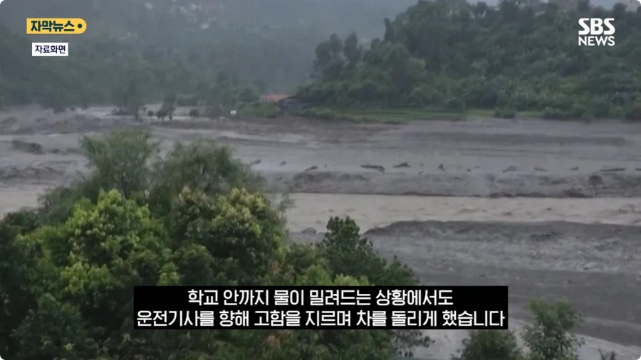 학생 900명 살린 네팔 교장 (11)
