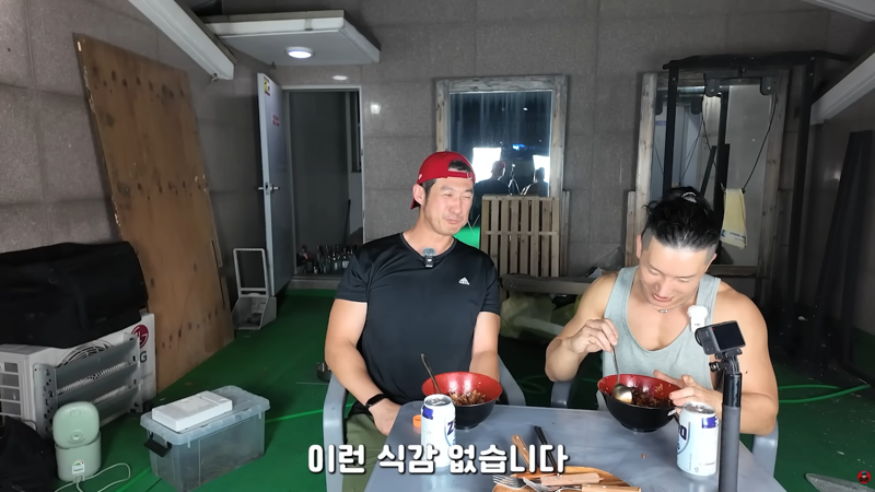 곤충 먹방에 게스트로 나왔다가 결국 곤충의 맛을 알아버린 사람 (26)