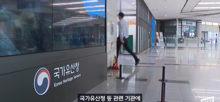 광화문 일대에 나타난, 코 막은 조선 왕 정체 (35)
