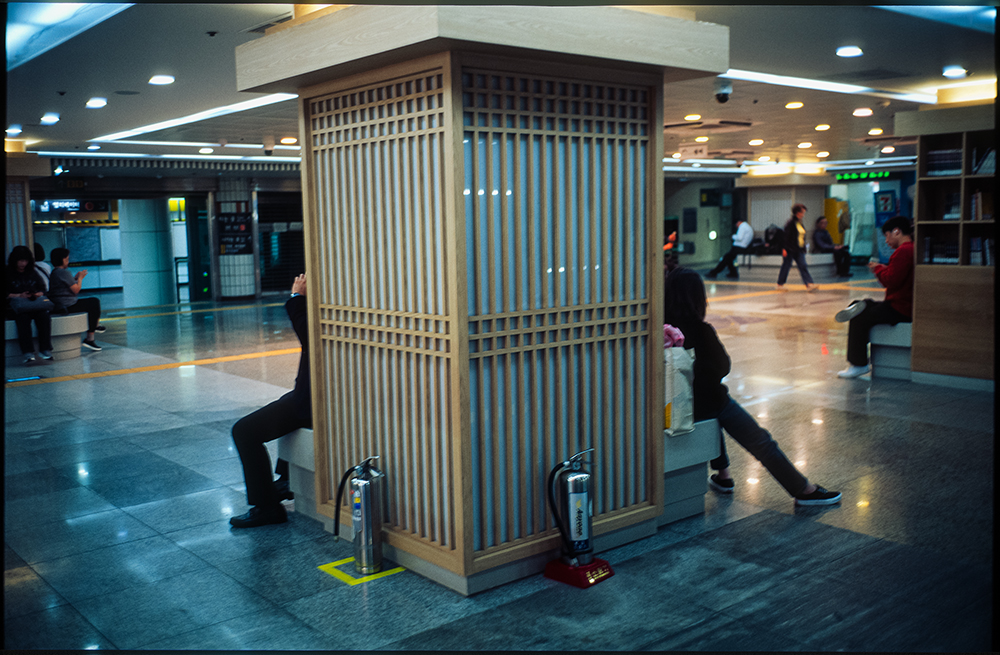 [Velvia50] 지하철 한 정거장 지나서 내림 (14)